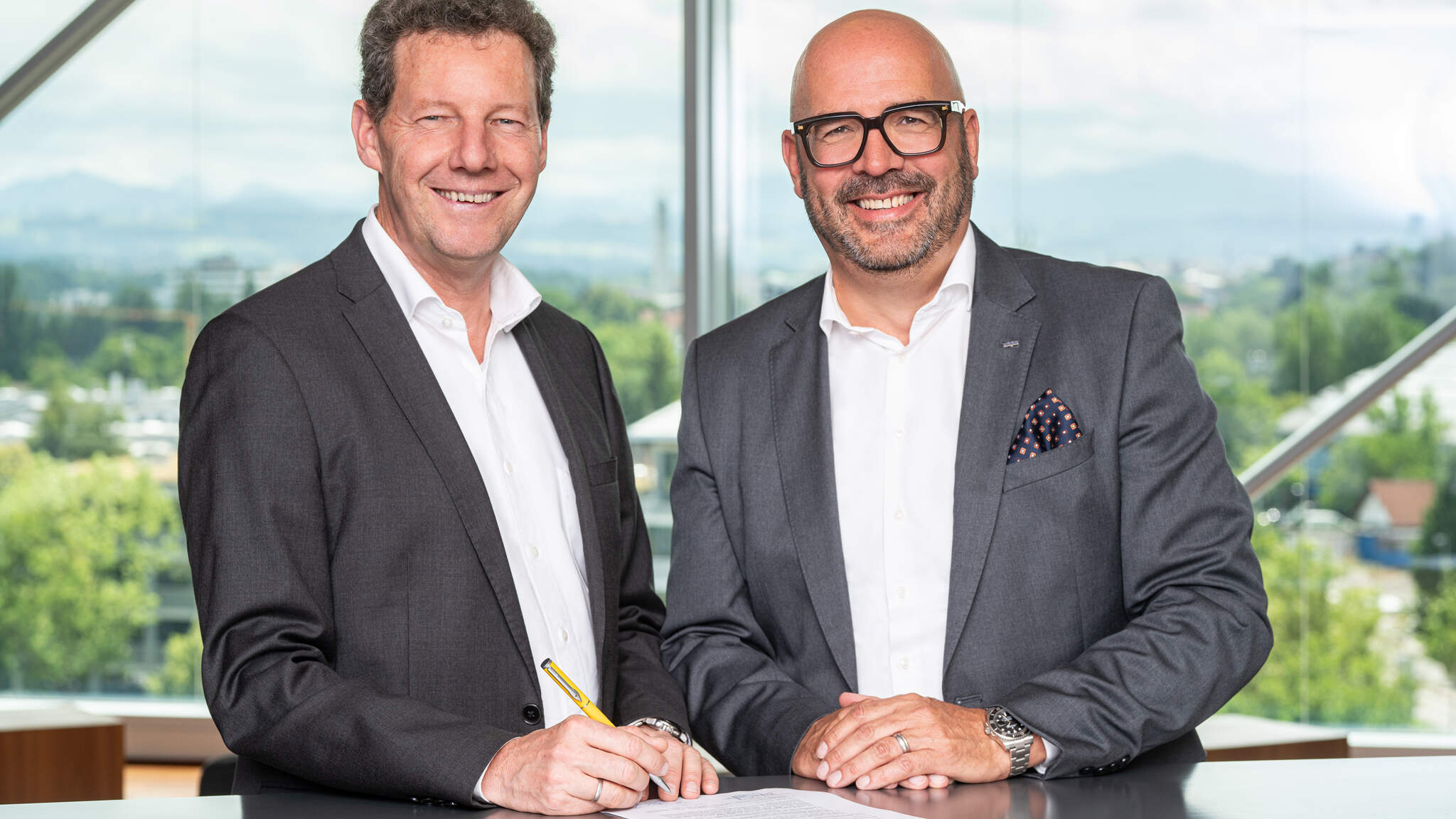 Johann-Peter Nickel, Managing Director at VCI (left), and Michael Kriegel, Department Head DACHSER Chem Logistics, are looking forward to the next five years of collaboration.